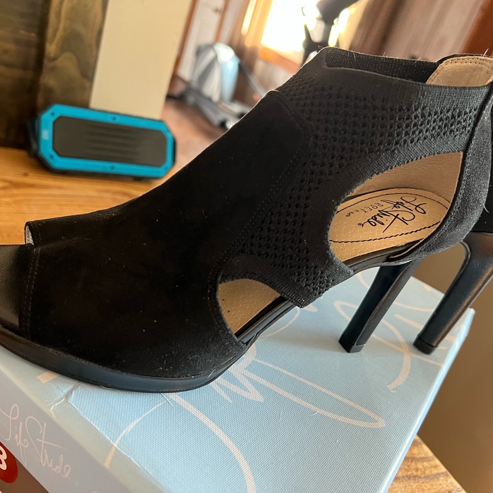 Life Stride black sandals size 8
